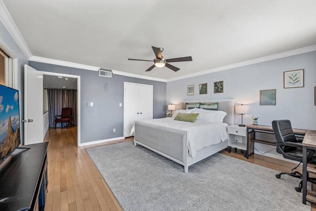 Casa Camelback Only 10min Walk To Oldtown W Pool, Patio, Smoker, Ping Pong Table Holiday home Scottsdale