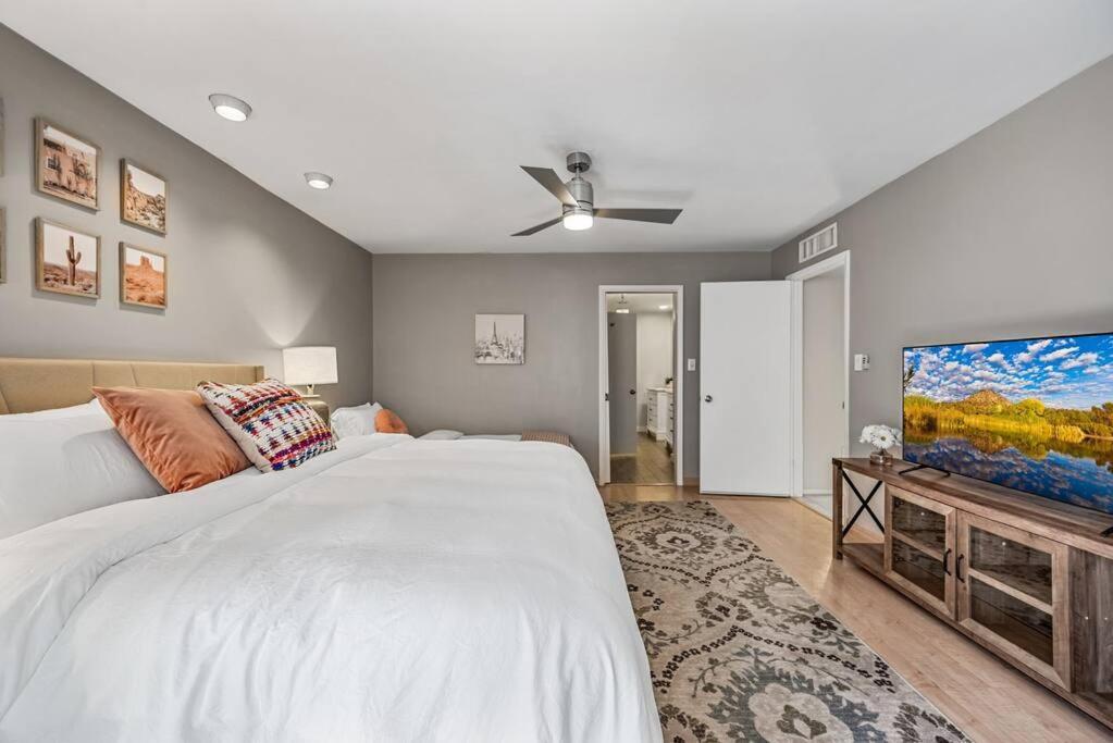 Holiday home Casa Camelback Only 10min Walk To Oldtown W Pool, Patio, Smoker, Ping Pong Table Scottsdale