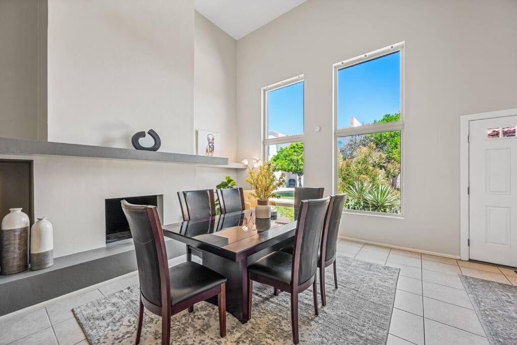 Casa Camelback Only 10min Walk To Oldtown W Pool, Patio, Smoker, Ping Pong Table Holiday home *